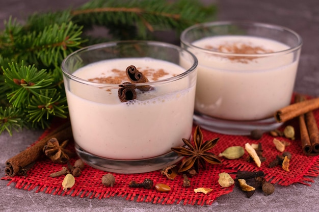 Eierpunch met kaneel en nootmuskaat voor kerst- en wintervakanties