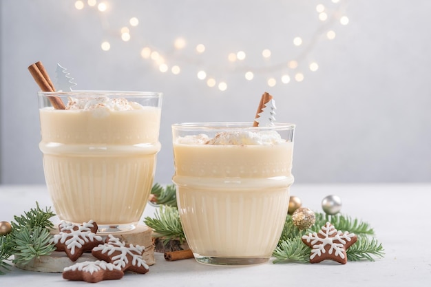 Eierpunch traditionele kerstdrank gekruide eiermelkcocktail