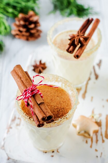 Eierpunch Traditionele kerstdrank milkshake met oud kaneel