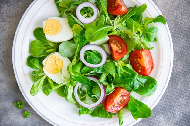 eiersalade groente, tomaat, ui, bladeren sla groen mix bloemblaadjes verse gezonde maaltijd eten snack