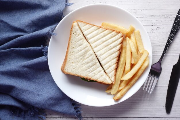 eiersandwich en chips op plaat close-up