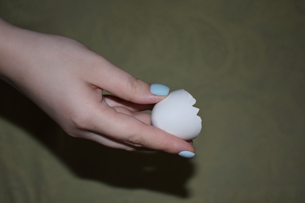 Eierschalen in de hand van een vrouw