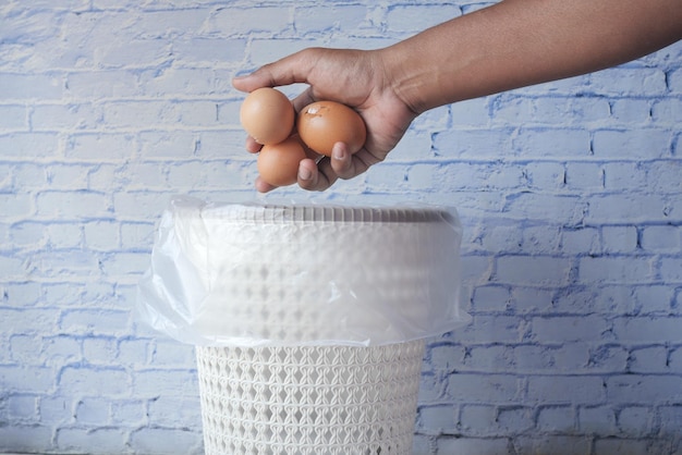 Eierschalen in een bak laten vallen