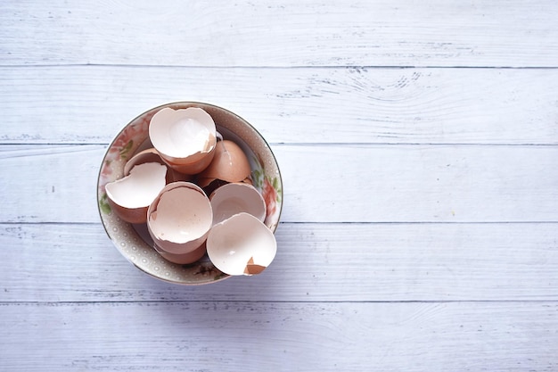 Eierschalen in een witte kom op tafel