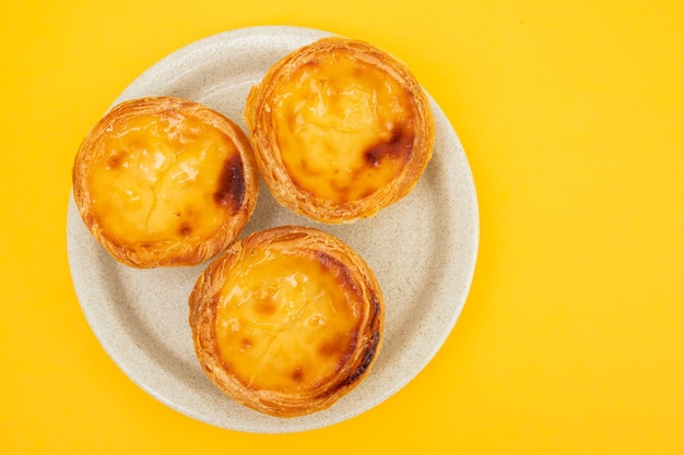 Foto eiertaart, traditioneel portugees dessert, pastel de nata op bord