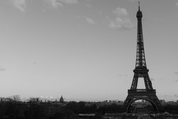 Photo eiffel tower against sky in city in black