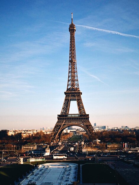 Foto torre eiffel contro il cielo in città