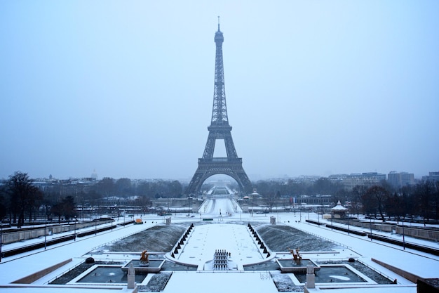 Photo eiffel tower against sky during winter