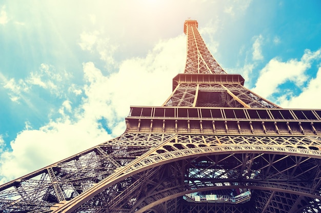 フランス、パリの青い空を背景にしたエッフェル塔。ヴィンテージフィルター、レトロ効果