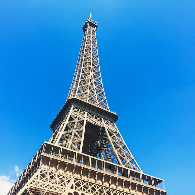 Punto di riferimento famoso della torre eiffel e del cielo blu a parigi francia