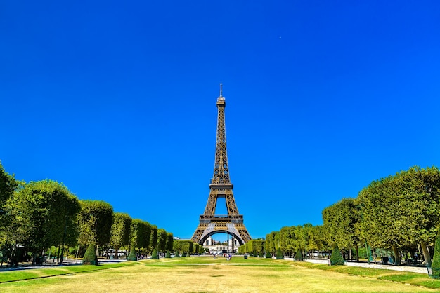 Torre eiffel sul champ de mars a parigi principale attrazione turistica in francia