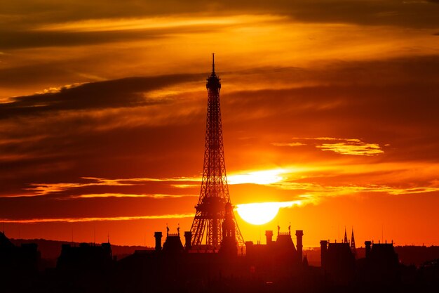 夕暮れの空に照らされた街のエッフェル塔