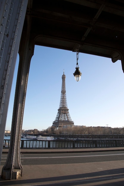 Foto torre eiffel dal ponte bir hakeim parigi francia