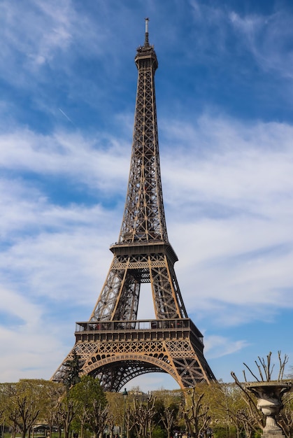 写真 雲と青い空を背景にパリフランスのエッフェル塔。 2019年4月