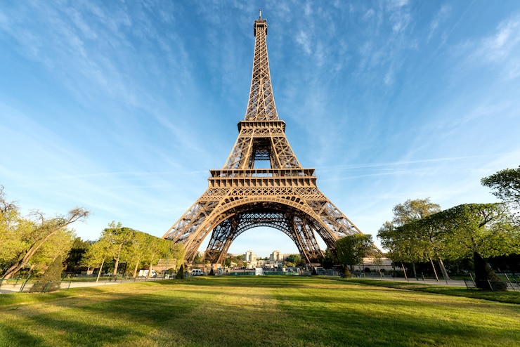 Photo eiffel tower is famous and best destinations in paris and france.