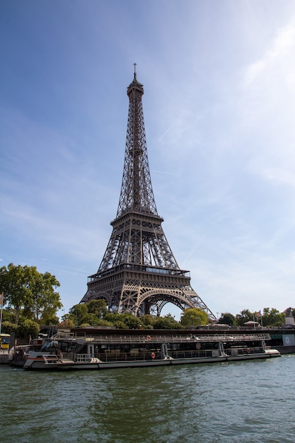 Foto la torre eiffel è una torre a traliccio in ferro battuto sul champ de mars a parigi, francia