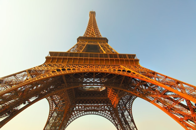 La torre eiffel a parigi di sera