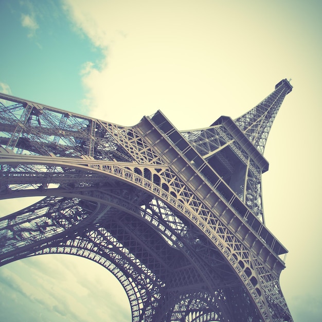 Foto torre eiffel a parigi, francia. immagine tonica in stile retrò