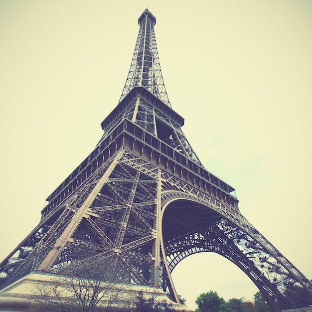 Эйфелева башня в Париже, Франция. Тонированное изображение в стиле ретро