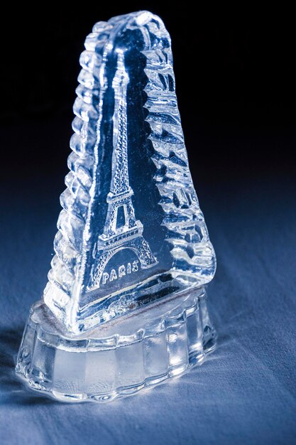 Photo the eiffel tower in paris is encased in glass