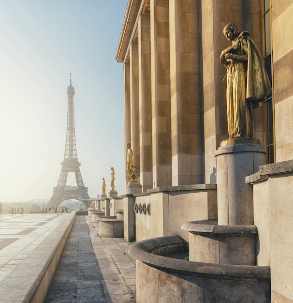 Эйфелева башня, вид на Париж с площади Трокадеро (Place du Trocadero) летом