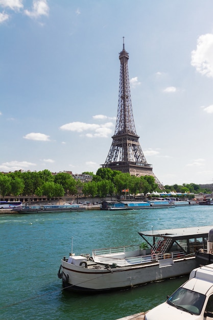 Photo eiffel tower over seine river, paris,  france