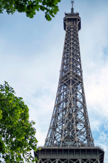 晴れた日のパリの都市フランスのエッフェル塔のシルエット日中のパリのエッフェル塔