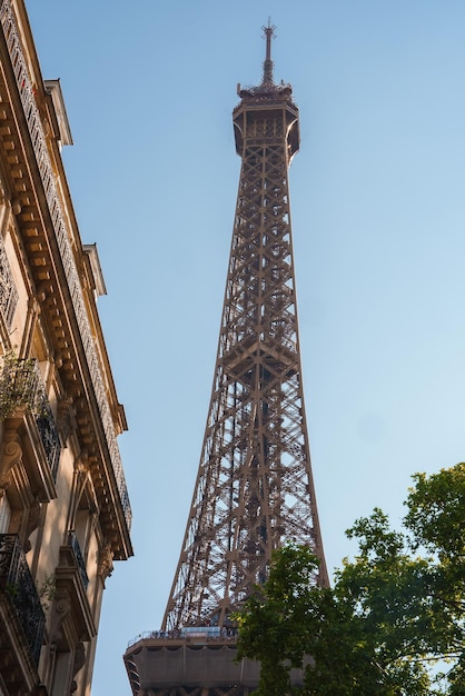 Photo eiffel tower on a sunny day in paris