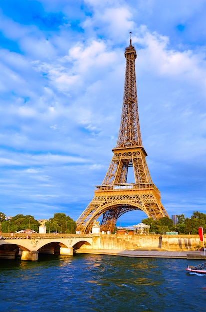 Эйфелева башня на закате Париж Франция