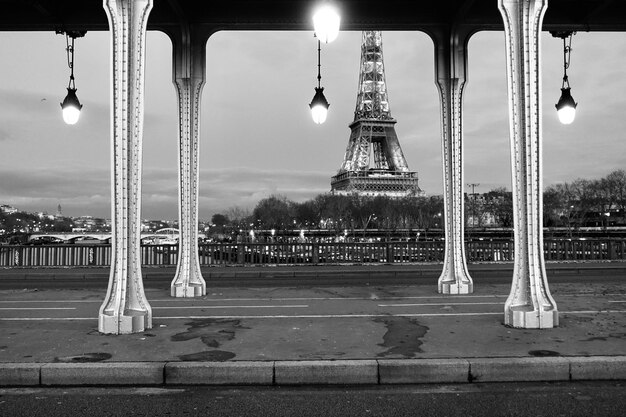 Фото Эйфелева башня под мостом бир-хаким