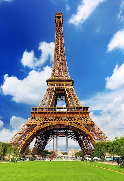 Photo eiffel tower -view from the champs de mars.paris, france