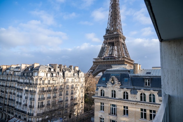 Вид на Эйфелеву башню из гостиничного номера в Париже