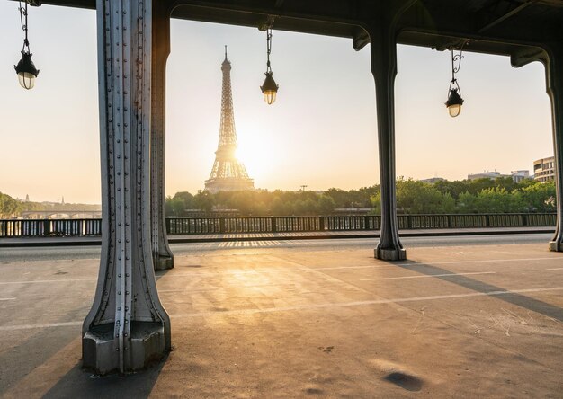 Foto vista della torre eiffel all'alba al ponte di birhakeim parigi francia