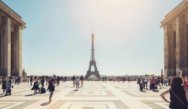 Eiffeltoren gezien vanaf het Trocadero-plein met mensenmassa