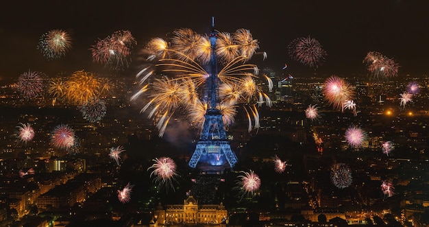 Eiffeltoren met vuurwerk, viering van het nieuwe jaar in Parijs, Frankrijk