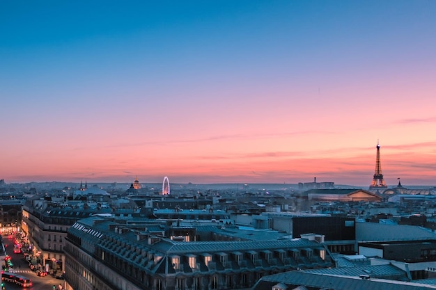 Eiffeltoren op architectuurtoren bij schemering