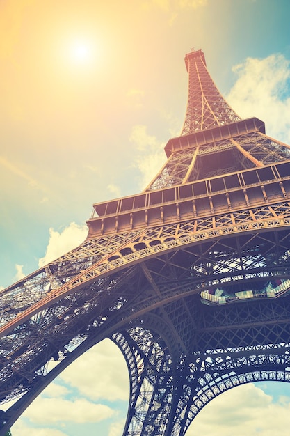 Eiffeltoren tegen de hemel in parijs, frankrijk. beroemde reisbestemming. vintage filter, retro-effect