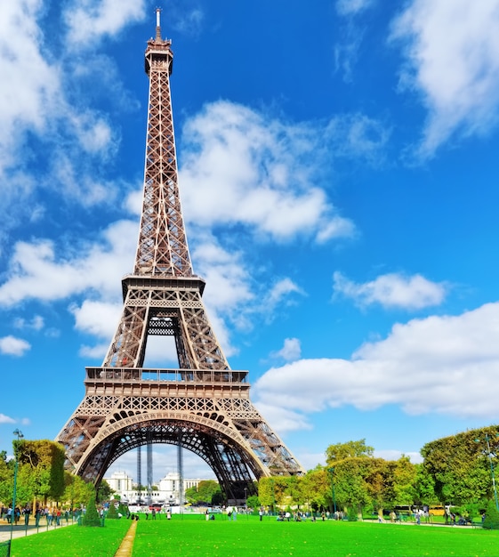 Eiffeltoren - uitzicht vanaf de champs de mars.parijs, frankrijk