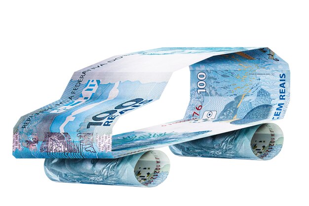 Eigen auto gemaakt van geld. 100 reais biljet gevouwen als een kleine auto. Concept van het kopen of verkopen van auto, financiering, droom van een eigen auto.