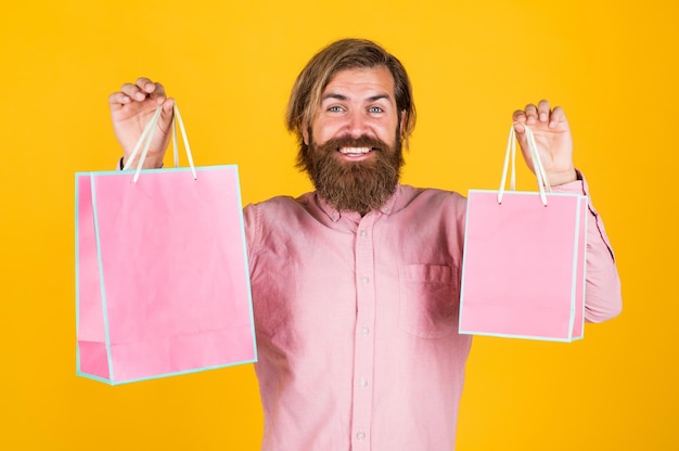 Eigen bedrijf verrast man uitpakken van het pakket levering menselijke emotie en gezichtsuitdrukking bebaarde man cadeau vakantie decoratie zakenman cadeaupakket cadeau houden aan collega op het werk