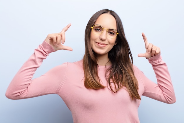 eigen glimlach inlijsten of schetsen met beide handen, op zoek naar positief en gelukkig, wellnessconcept