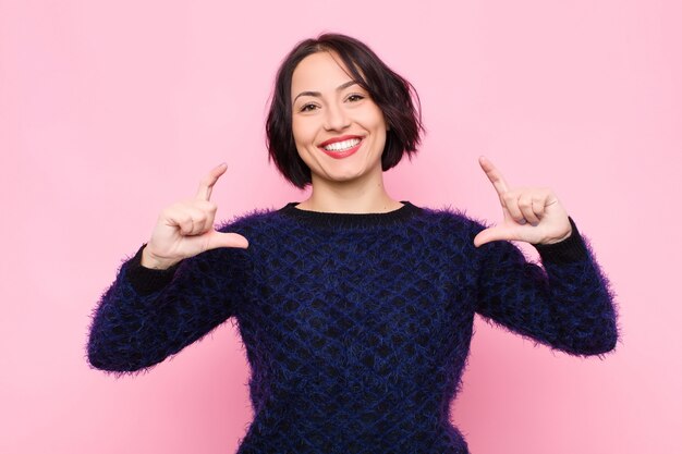 eigen glimlach inlijsten of schetsen met beide handen, op zoek naar positief en gelukkig, wellnessconcept