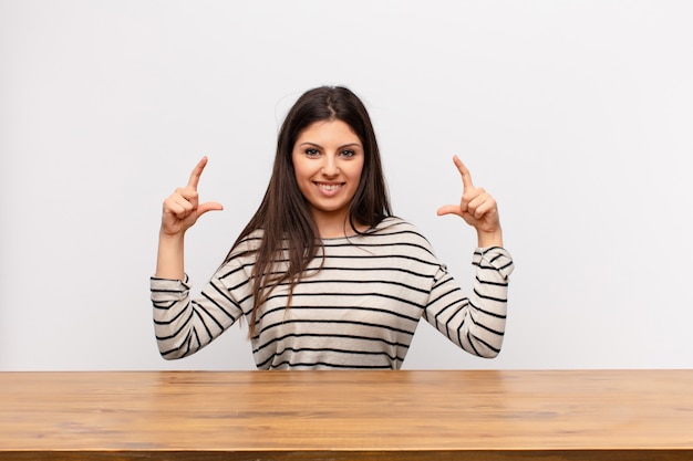 Eigen glimlach inlijsten of schetsen met beide handen, op zoek naar positief en gelukkig, wellnessconcept