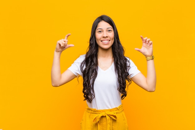 eigen glimlach inlijsten of schetsen met beide handen, op zoek naar positief en gelukkig, wellnessconcept