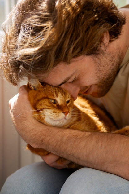 Foto eigenaar met een schattige kat thuis