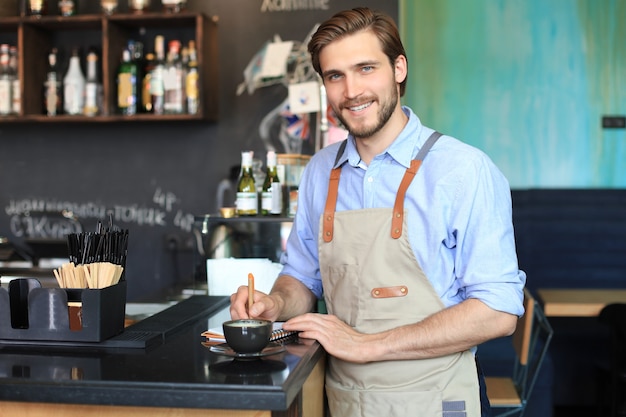 Eigenaar van een klein bedrijf werkt in zijn café.