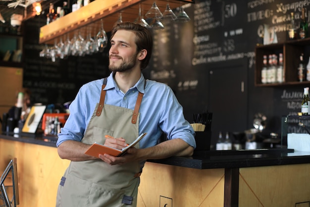 Eigenaar van een klein bedrijf werkt in zijn café.