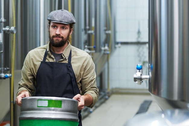 Eigenaar van een microbrouwerij met vaatje