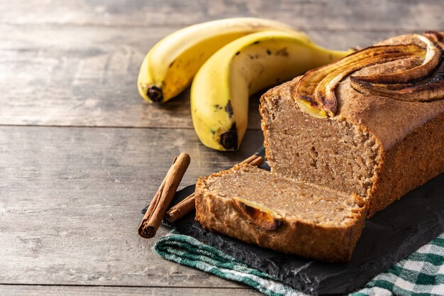 Eigengemaakt bananenbrood op houten lijst