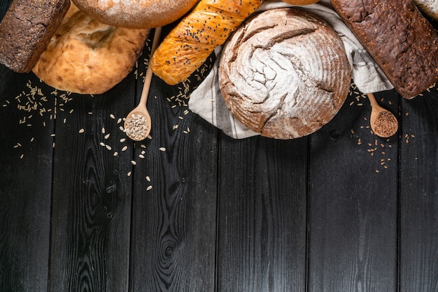 Foto eigengemaakt broodbrood op rustieke donkere achtergrond